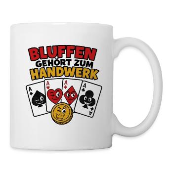 Bluffen gehört zum Handwerk – Poker Karten Shirt - Tasse - Weiß - Rechts