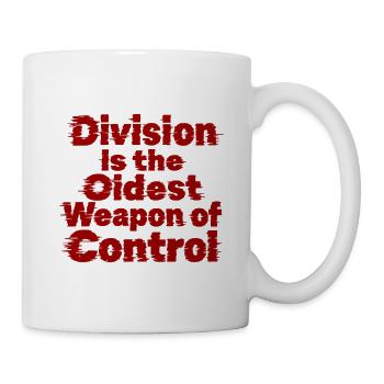 Fettgedruckte, notierte Typografie mit "Division Is - Tasse - Weiß - Rechts
