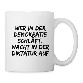 WER IN D. DEMOKRATIE SCHLÄFT WACHT IN DIKTATUR AUF - Tasse - Weiß - Rechts