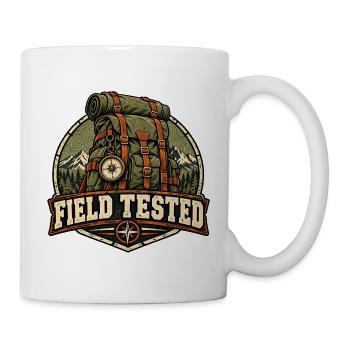Field Tested – Robustes Outdoor-Abzeichen - Tasse - Weiß - Rechts