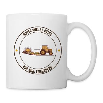 37 Autos. Vor mir: Feierabend – Landwirt Traktor - Tasse - Weiß - Rechts