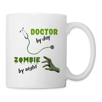 Doctor by day Zombie by night - Stethoskop - Tasse - Weiß - Rechts
