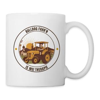 Bulldog fahr'n is mei Therapie – Landwirt Shirt - Tasse - Weiß - Rechts