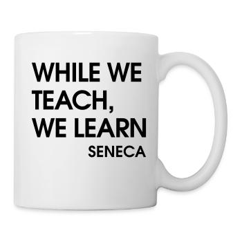 while we teach, we learn - SENECA - Tasse - Weiß - Rechts