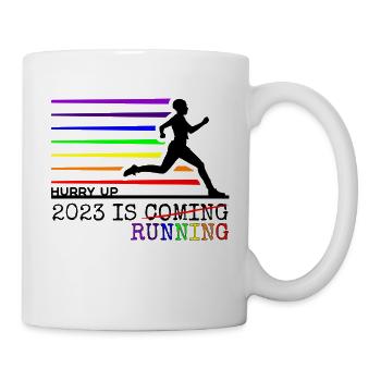 Beeil dich - 2023 rennt dir entgegen - Laufshirt - Tasse - Weiß - Rechts