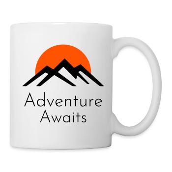 Adventure Awaits – Berge & Sonnenuntergang - Tasse - Weiß - Rechts
