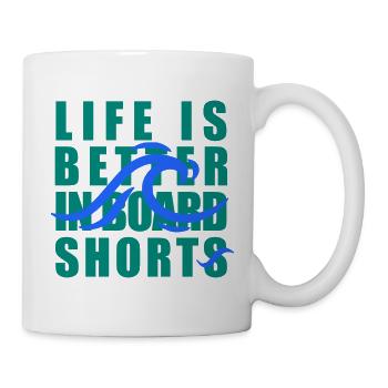 Life Is Better in Board Shorts – Surf Welle - Tasse - Weiß - Rechts