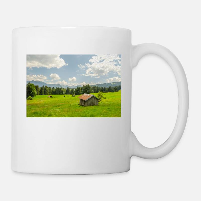 Prairie de montagne avec cabane face aux Alpes - Mug blanc - blanc
