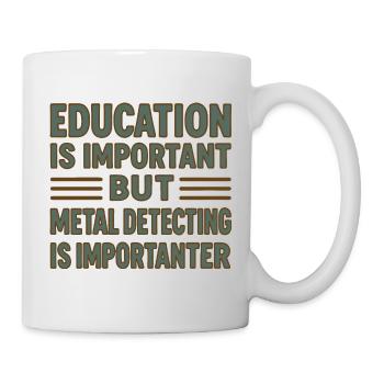 Bildung ist wichtig, aber Metallerkennung ist wichtig - Tasse - Weiß - Rechts