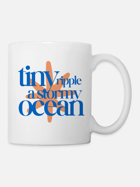 Une petite ondulation dans un océan orageux (fond corail) - Mug blanc - blanc