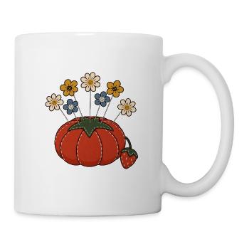 Blütenkopf-Nadeln in einem Tomatennadelkissen - Tasse - Weiß - Rechts