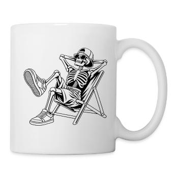 Entspannendes Skelett auf Deckstuhl - Tasse - Weiß - Rechts