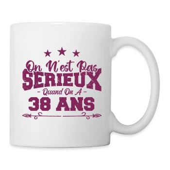 on n'est pas sérieux quand on a 38 ans - Mug blanc - blanc - Droite