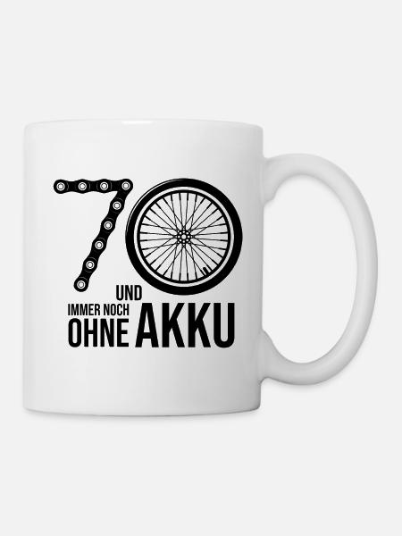 70 und immer noch ohne Akku Geburtstag schwarz - Tasse - Weiß