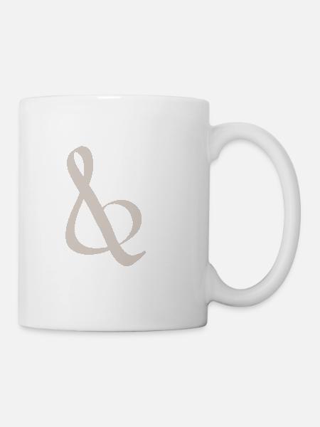 Brauner Ampersand im Punktmuster - Tasse - Weiß