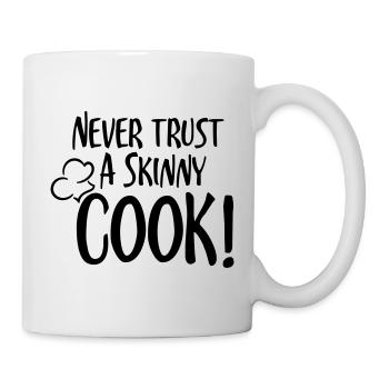 KOCH SPRUCH, NEVER TRUST A SKINNY COOK - Tasse - Weiß - Rechts
