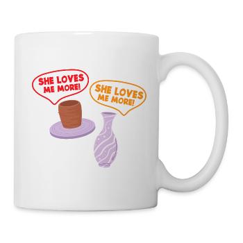 Töpferei Humor: Sie Liebt Mich Mehr! - Tasse - Weiß - Rechts