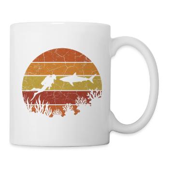 Diver and shark with retro sunset - Mug - white - Right