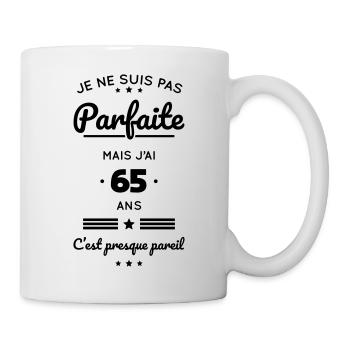 Anniversaire 65 ans - Pas parfaite mais 65 ans - Mug blanc - blanc - Droite