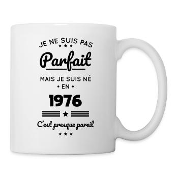 Anniversaire 46 ans - Pas parfait mais né en 1976 - Mug blanc - blanc - Droite