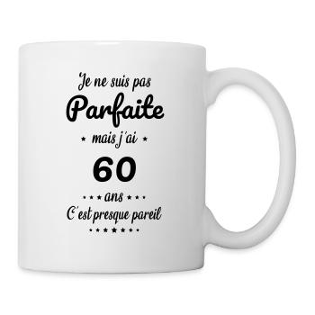 Anniversaire 60 ans - Pas parfaite mais 60 ans - Mug blanc - blanc - Droite