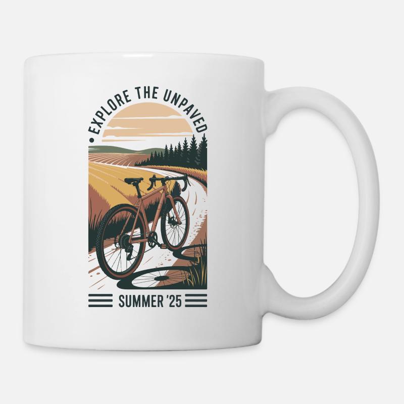 Faire du vélo à travers les champs d’été - Mug blanc - blanc