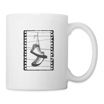 Alte Schuhe haengen an einem elektrischen Kabel - Tasse - Weiß - Rechts