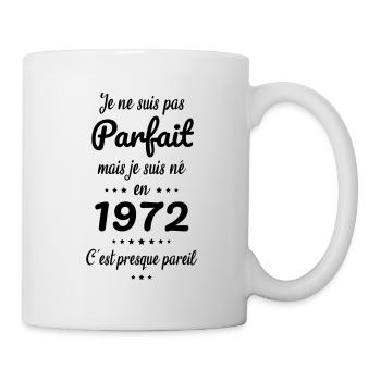 Anniversaire 50 ans - Pas parfait mais né en 1972 - Mug blanc - blanc - Droite