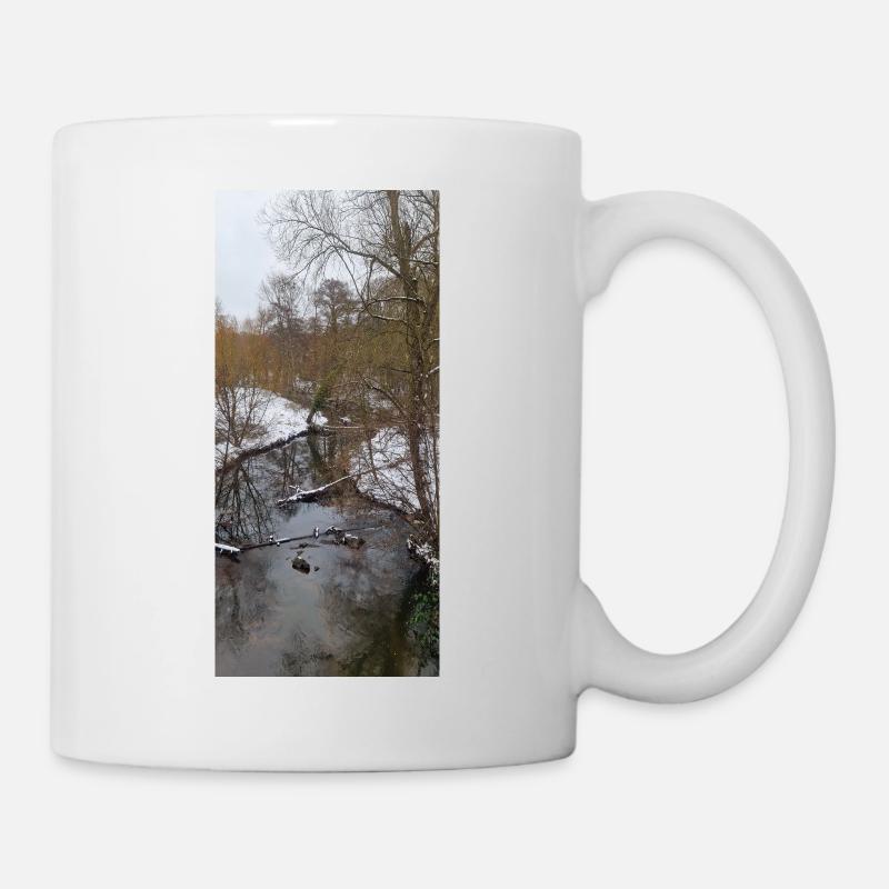 Winterfluss im Nebel - Tasse - Weiß