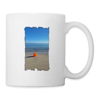 Orangener Strandball am Meer - Tasse - Weiß - Rechts