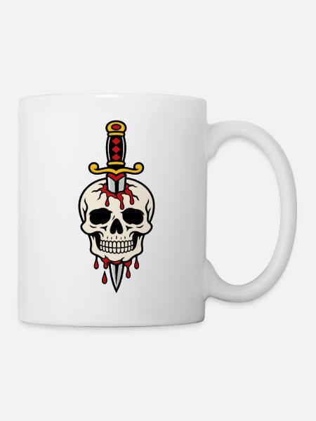 Schädel mit einem Tattoo-Dolch durchbohrt - Tasse - Weiß