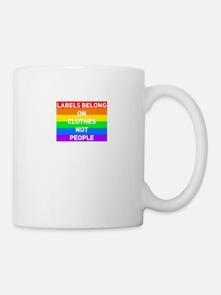 Les étiquettes appartiennent aux vêtements et non aux personnes - Mug blanc - blanc