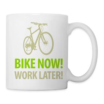 Bike now! Work later! Fahrrad Sattel Kette Radtour - Tasse - Weiß - Rechts