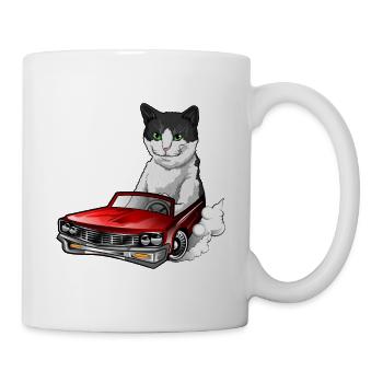 Un chat européen à poil court conduit une voiture de sport rouge - Mug blanc - blanc - Droite