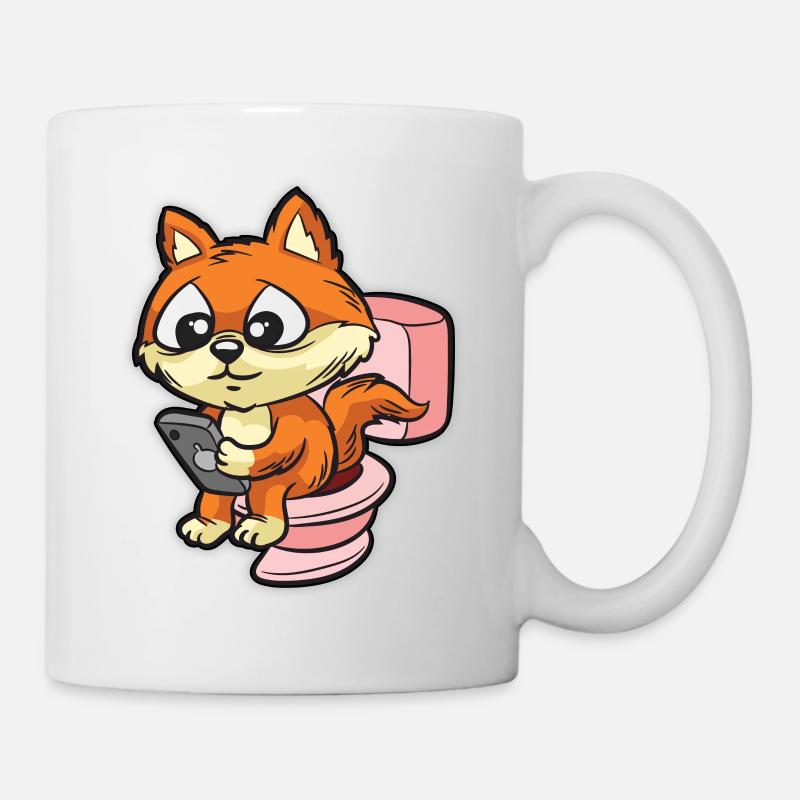 Renard mignon à l'aide de smartphone sur les toilettes - Mug blanc - blanc