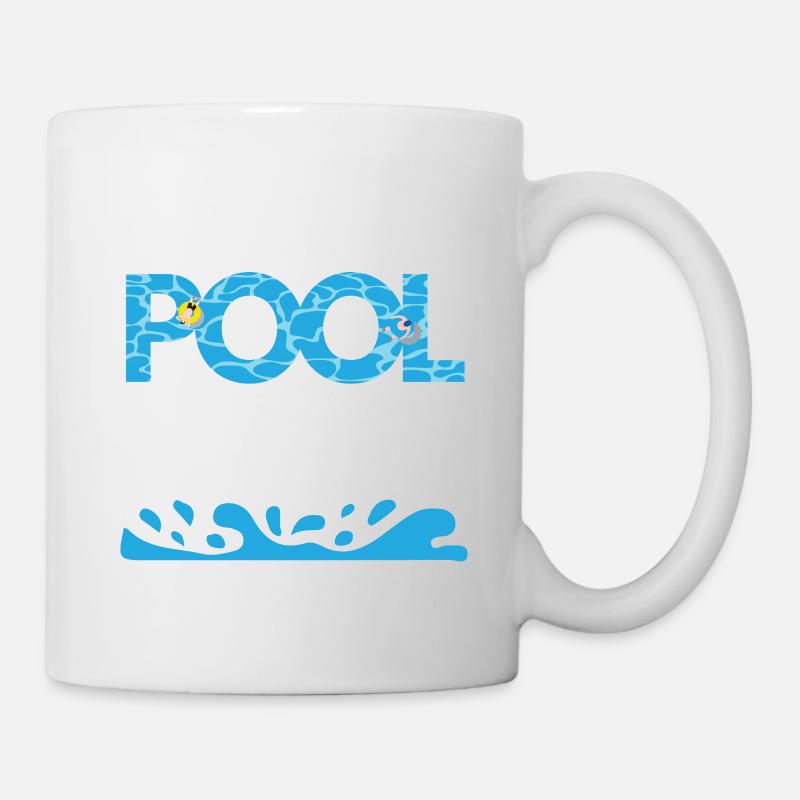 Un jeune homme nage dans la piscine - Mug blanc - blanc