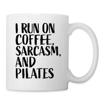 I Run On Coffee Sarcasm And Pilates - Tasse - Weiß - Rechts