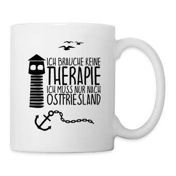 Ich brauche keine Therapie muss nach OSTFRIESLAND - Tasse - Weiß - Rechts