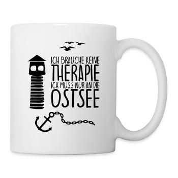 Ich brauche keine Therapie muss nur an die OSTSEE - Tasse - Weiß - Rechts