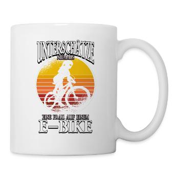 Unterschätze niemals eine Frau Pedelec E-Bike - Tasse - Weiß - Rechts