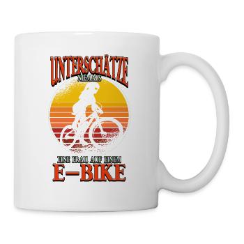 Unterschätze niemals eine Frau Pedelec E-Bike - Tasse - Weiß - Rechts