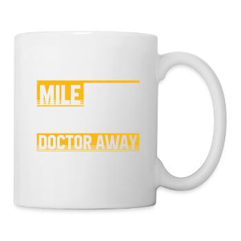 Un kilomètre supplémentaire par jour éloigne le médecin - Mug blanc - blanc - Droite