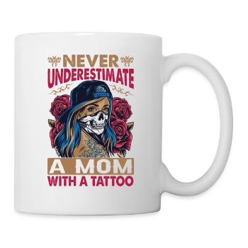 Never Underestimate A Mom With A Tattoo - Funny - - Tasse - Weiß - Rechts
