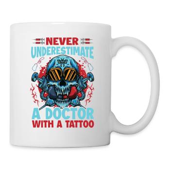 Never Underestimate A Doctor With A Tattoo - Funny - Tasse - Weiß - Rechts
