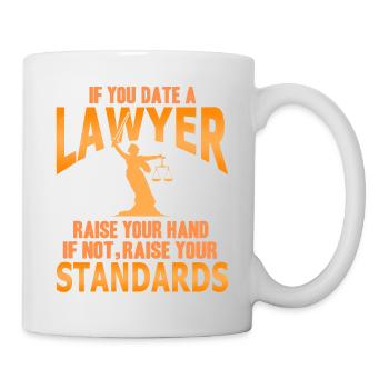 Si vous sortez avec un avocat, augmentez vos normes drôles - Mug blanc - blanc - Droite