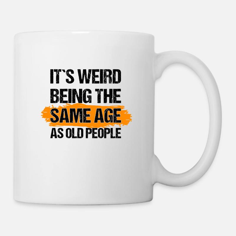 c’est bizarre d’avoir le même âge que les personnes âgées - Mug blanc - blanc