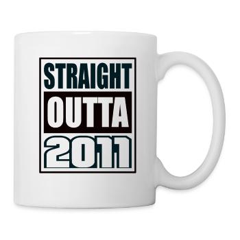 Straight Outta 2011 Geburtstag 2011 Geboren 2011 - Tasse - Weiß - Rechts