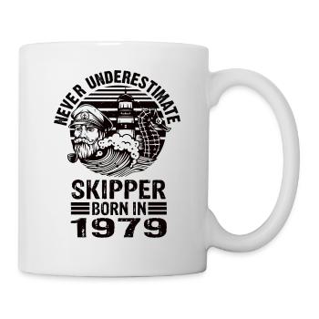 Never Underestimate Skipper né en 1979 - Mug blanc - blanc - Droite