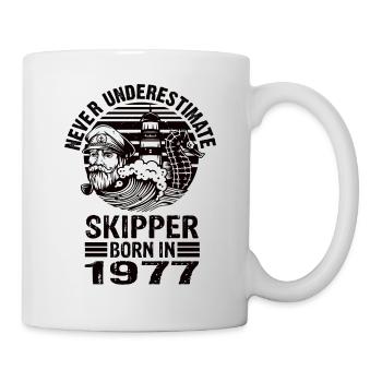 Never Underestimate Skipper né en 1977 - Mug blanc - blanc - Droite