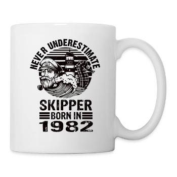 Never Underestimate Skipper né en 1982 - Mug blanc - blanc - Droite